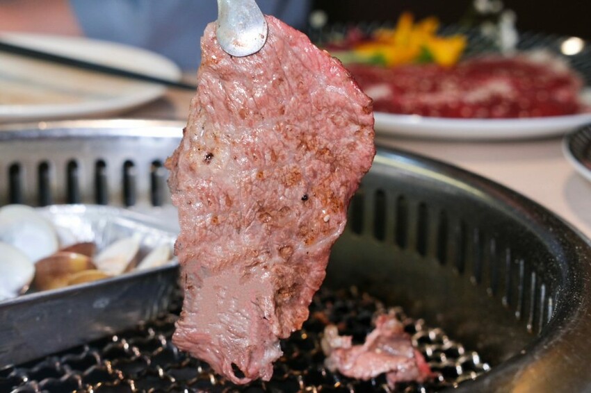 燒肉道｜全台第一家軌道火烤吃到飽，多達百款頂級海陸食材任你吃! - 肉依小姐吃什麼