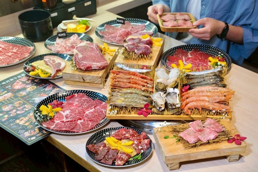 燒肉道｜全台第一家軌道火烤吃到飽，多達百款頂級海陸食材任你吃! - 肉依小姐吃什麼