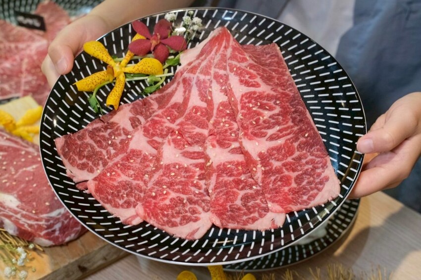 燒肉道｜全台第一家軌道火烤吃到飽，多達百款頂級海陸食材任你吃! - 肉依小姐吃什麼