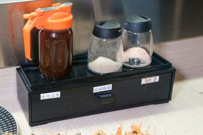 燒肉道｜全台第一家軌道火烤吃到飽，多達百款頂級海陸食材任你吃! - 肉依小姐吃什麼