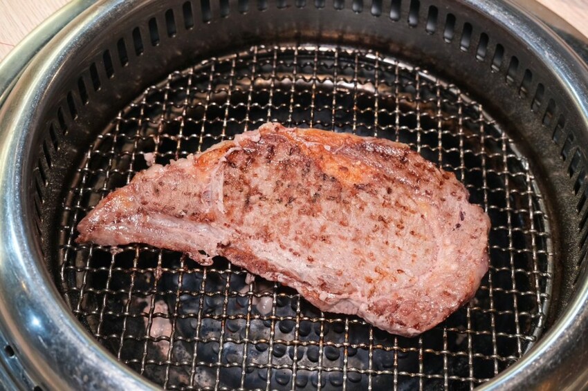 燒肉道｜全台第一家軌道火烤吃到飽，多達百款頂級海陸食材任你吃! - 肉依小姐吃什麼