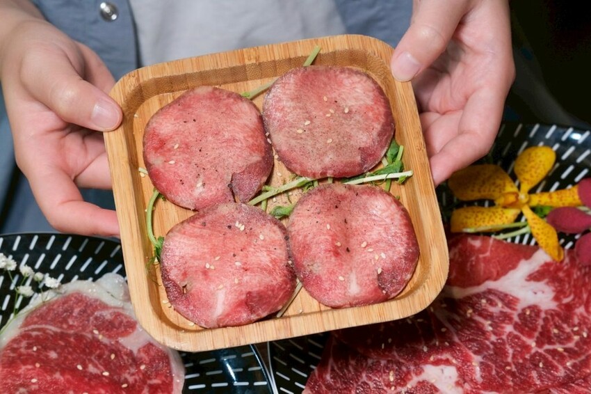 燒肉道｜全台第一家軌道火烤吃到飽，多達百款頂級海陸食材任你吃! - 肉依小姐吃什麼