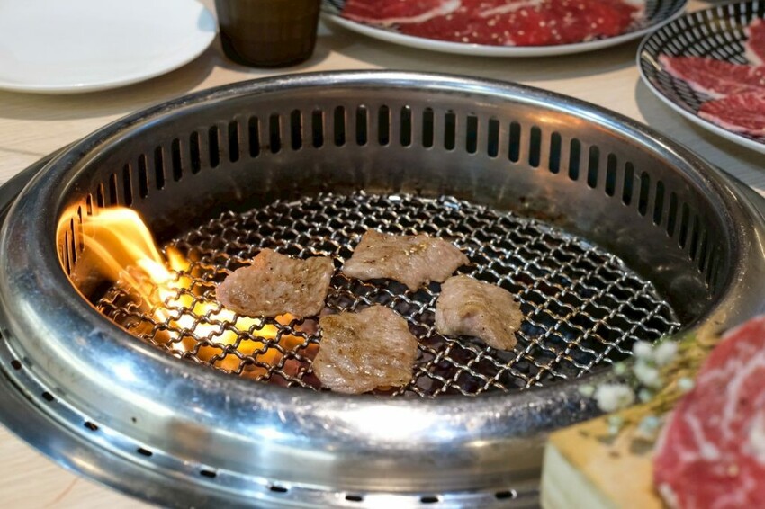 燒肉道｜全台第一家軌道火烤吃到飽，多達百款頂級海陸食材任你吃! - 肉依小姐吃什麼