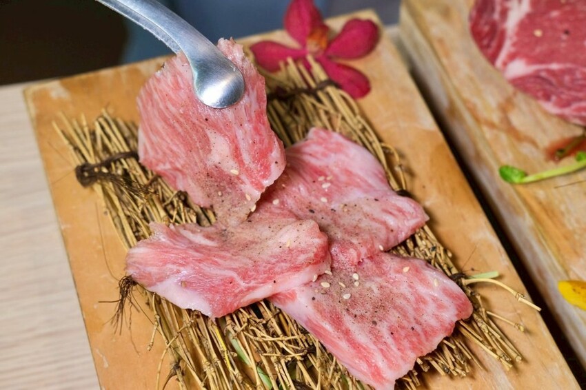 燒肉道｜全台第一家軌道火烤吃到飽，多達百款頂級海陸食材任你吃! - 肉依小姐吃什麼