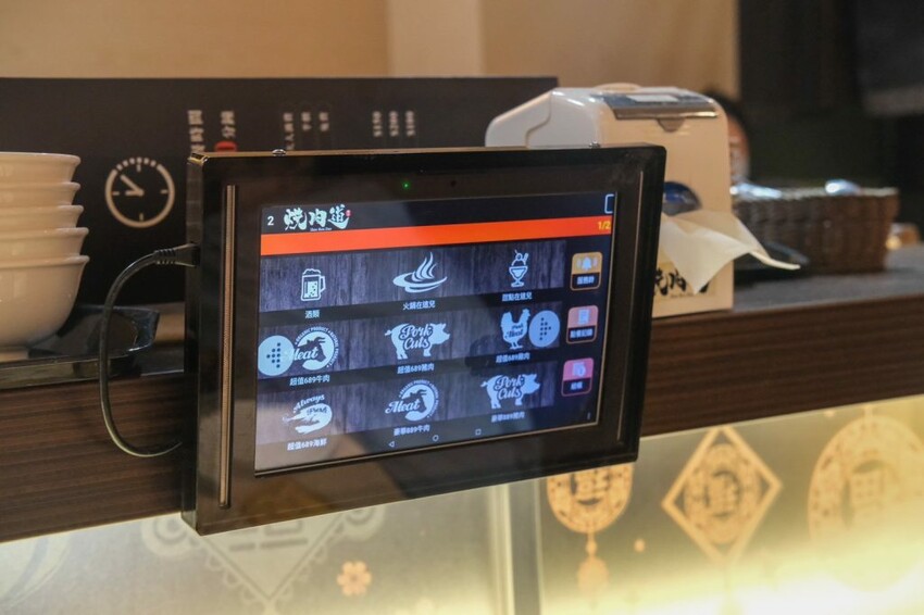 燒肉道｜全台第一家軌道火烤吃到飽，多達百款頂級海陸食材任你吃! - 肉依小姐吃什麼