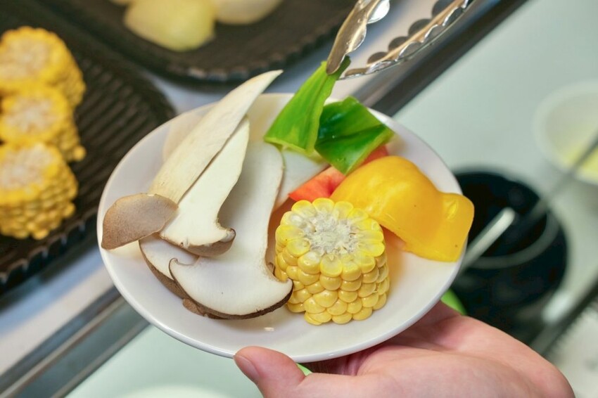 燒肉道｜全台第一家軌道火烤吃到飽，多達百款頂級海陸食材任你吃! - 肉依小姐吃什麼