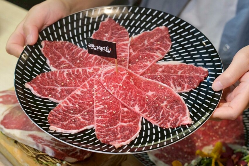 燒肉道｜全台第一家軌道火烤吃到飽，多達百款頂級海陸食材任你吃! - 肉依小姐吃什麼