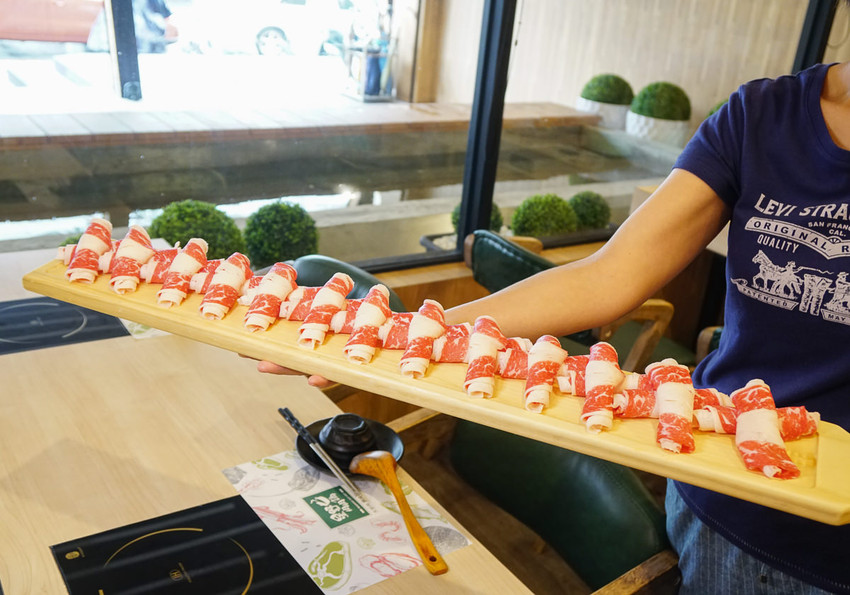 [高雄火鍋推薦]星野肉肉鍋-豪氣12盎司大肉盤!超鮮美蛤蜊鍋x濃郁大骨鍋 - 美食好芃友