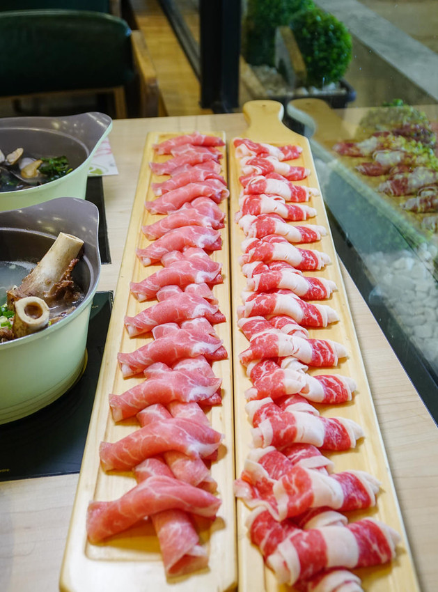 [高雄火鍋推薦]星野肉肉鍋-豪氣12盎司大肉盤!超鮮美蛤蜊鍋x濃郁大骨鍋 - 美食好芃友