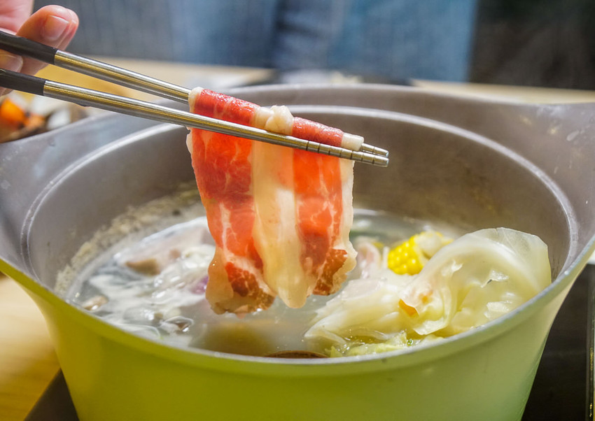 [高雄火鍋推薦]星野肉肉鍋-豪氣12盎司大肉盤!超鮮美蛤蜊鍋x濃郁大骨鍋 - 美食好芃友