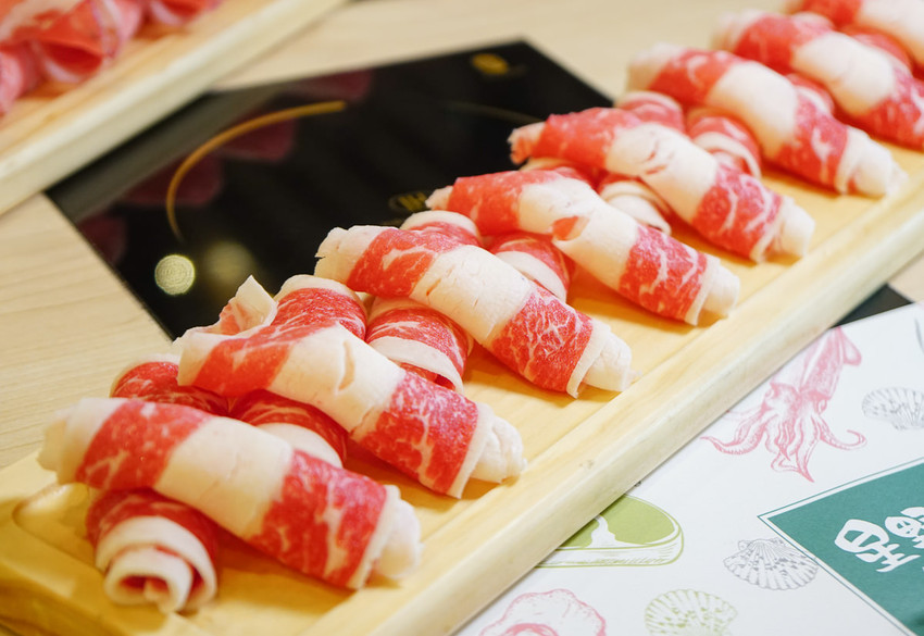 [高雄火鍋推薦]星野肉肉鍋-豪氣12盎司大肉盤!超鮮美蛤蜊鍋x濃郁大骨鍋 - 美食好芃友