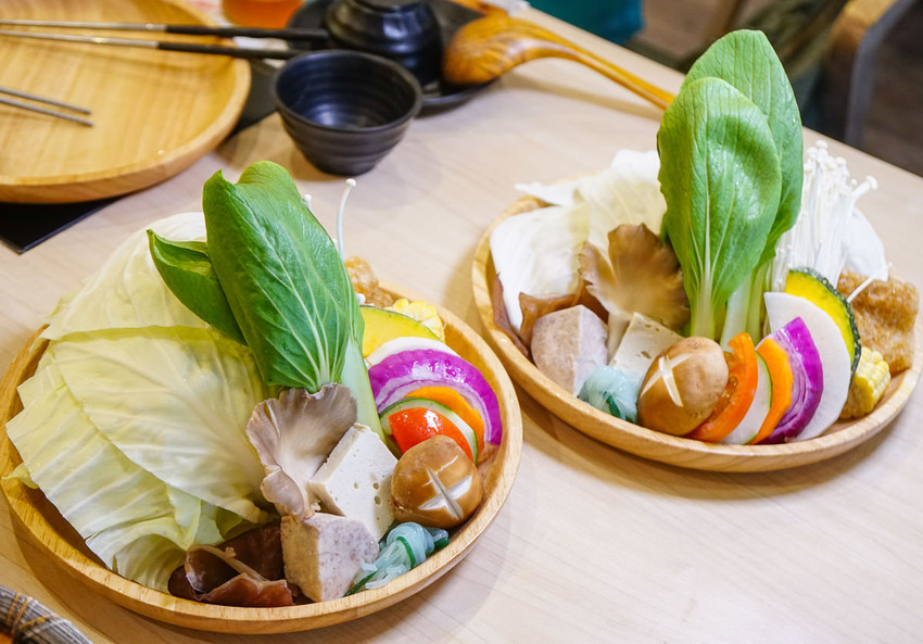 [高雄火鍋推薦]星野肉肉鍋-豪氣12盎司大肉盤!超鮮美蛤蜊鍋x濃郁大骨鍋 - 美食好芃友