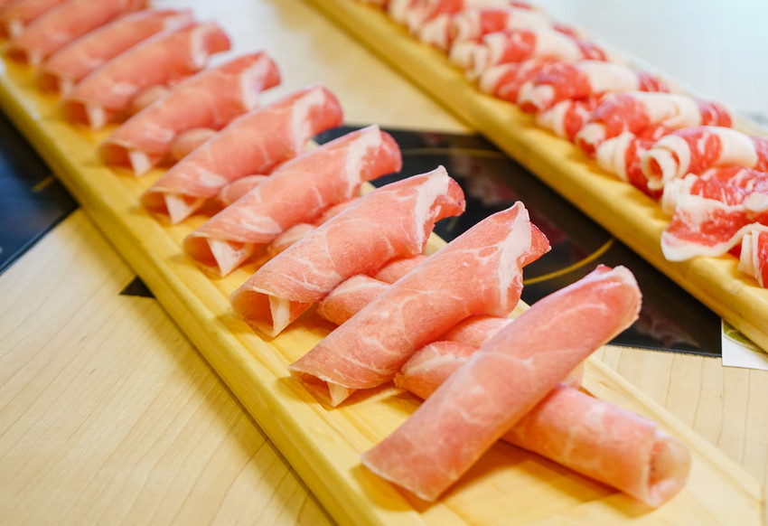 [高雄火鍋推薦]星野肉肉鍋-豪氣12盎司大肉盤!超鮮美蛤蜊鍋x濃郁大骨鍋 - 美食好芃友