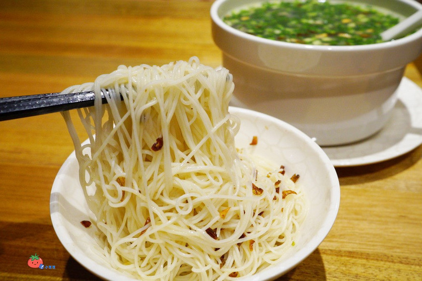 【中和米其林美食】料多疊如山的霸氣養身湯品 雙月食品社