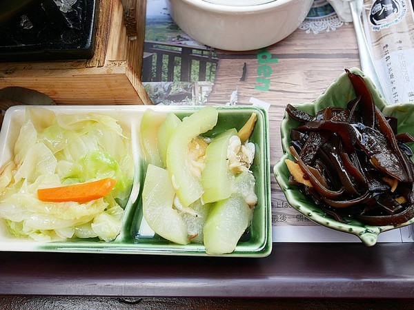 慈園茄苳木棧咖啡館:慈園茄苳木棧咖啡館-雲林古坑複合式景觀餐廳 近劍湖山世界 坐著用餐就能看見繽紛摩天輪與一片綠意相對照 假日放鬆的好去處