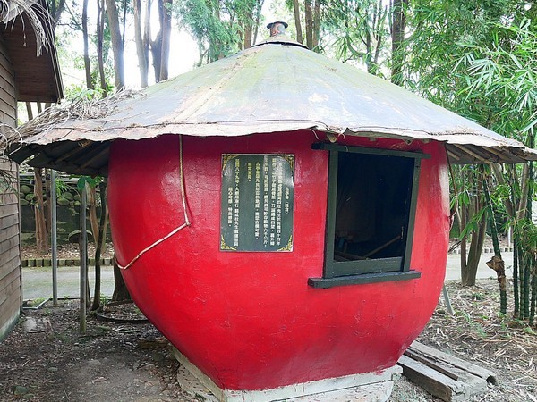 慈園茄苳木棧咖啡館:慈園茄苳木棧咖啡館-雲林古坑複合式景觀餐廳 近劍湖山世界 坐著用餐就能看見繽紛摩天輪與一片綠意相對照 假日放鬆的好去處