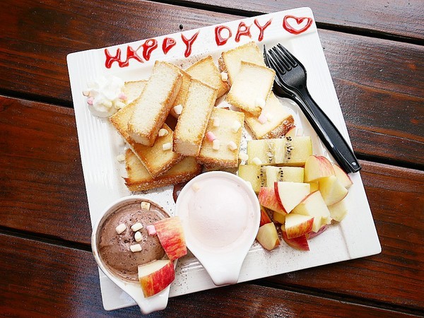 慈園茄苳木棧咖啡館:慈園茄苳木棧咖啡館-雲林古坑複合式景觀餐廳 近劍湖山世界 坐著用餐就能看見繽紛摩天輪與一片綠意相對照 假日放鬆的好去處