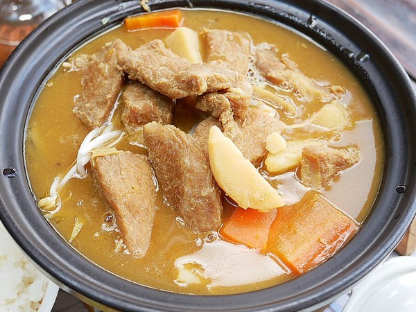 慈園茄苳木棧咖啡館:慈園茄苳木棧咖啡館-雲林古坑複合式景觀餐廳 近劍湖山世界 坐著用餐就能看見繽紛摩天輪與一片綠意相對照 假日放鬆的好去處