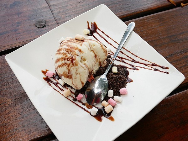 慈園茄苳木棧咖啡館:慈園茄苳木棧咖啡館-雲林古坑複合式景觀餐廳 近劍湖山世界 坐著用餐就能看見繽紛摩天輪與一片綠意相對照 假日放鬆的好去處