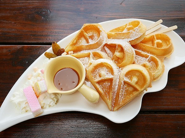 慈園茄苳木棧咖啡館:慈園茄苳木棧咖啡館-雲林古坑複合式景觀餐廳 近劍湖山世界 坐著用餐就能看見繽紛摩天輪與一片綠意相對照 假日放鬆的好去處