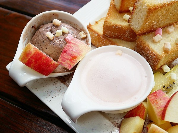 慈園茄苳木棧咖啡館:慈園茄苳木棧咖啡館-雲林古坑複合式景觀餐廳 近劍湖山世界 坐著用餐就能看見繽紛摩天輪與一片綠意相對照 假日放鬆的好去處