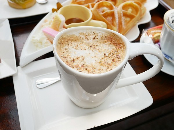 慈園茄苳木棧咖啡館:慈園茄苳木棧咖啡館-雲林古坑複合式景觀餐廳 近劍湖山世界 坐著用餐就能看見繽紛摩天輪與一片綠意相對照 假日放鬆的好去處