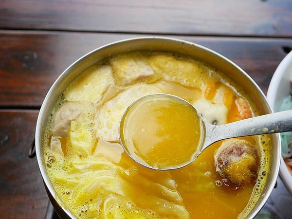 慈園茄苳木棧咖啡館:慈園茄苳木棧咖啡館-雲林古坑複合式景觀餐廳 近劍湖山世界 坐著用餐就能看見繽紛摩天輪與一片綠意相對照 假日放鬆的好去處