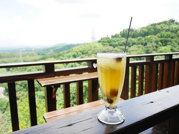慈園茄苳木棧咖啡館：慈園茄苳木棧咖啡館-雲林古坑複合式景觀餐廳  近劍湖山世界  坐著用餐就能看見繽紛摩天輪與一片綠意相對照  假日放鬆的好去處