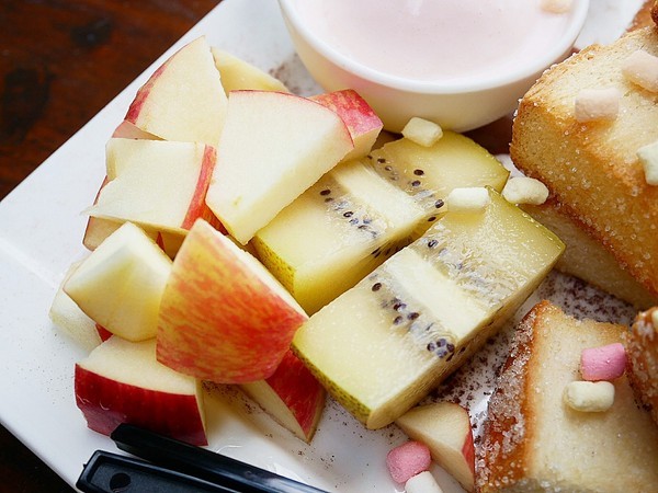慈園茄苳木棧咖啡館:慈園茄苳木棧咖啡館-雲林古坑複合式景觀餐廳 近劍湖山世界 坐著用餐就能看見繽紛摩天輪與一片綠意相對照 假日放鬆的好去處