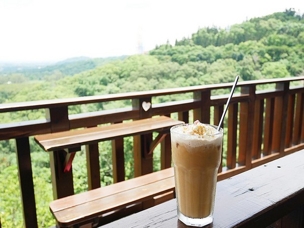 慈園茄苳木棧咖啡館:慈園茄苳木棧咖啡館-雲林古坑複合式景觀餐廳 近劍湖山世界 坐著用餐就能看見繽紛摩天輪與一片綠意相對照 假日放鬆的好去處