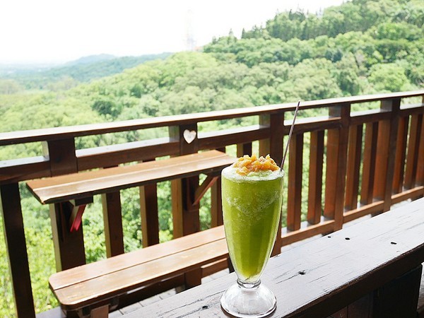 慈園茄苳木棧咖啡館:慈園茄苳木棧咖啡館-雲林古坑複合式景觀餐廳 近劍湖山世界 坐著用餐就能看見繽紛摩天輪與一片綠意相對照 假日放鬆的好去處