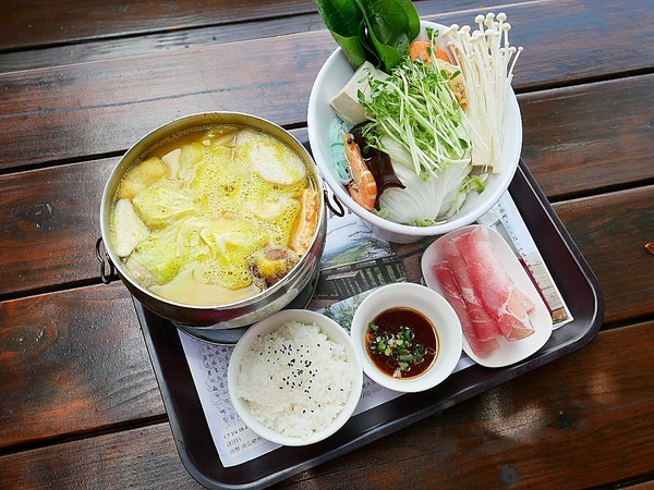 慈園茄苳木棧咖啡館:慈園茄苳木棧咖啡館-雲林古坑複合式景觀餐廳 近劍湖山世界 坐著用餐就能看見繽紛摩天輪與一片綠意相對照 假日放鬆的好去處