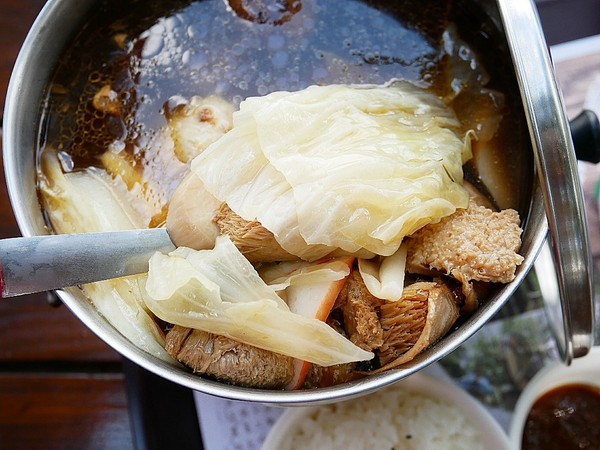 慈園茄苳木棧咖啡館:慈園茄苳木棧咖啡館-雲林古坑複合式景觀餐廳 近劍湖山世界 坐著用餐就能看見繽紛摩天輪與一片綠意相對照 假日放鬆的好去處