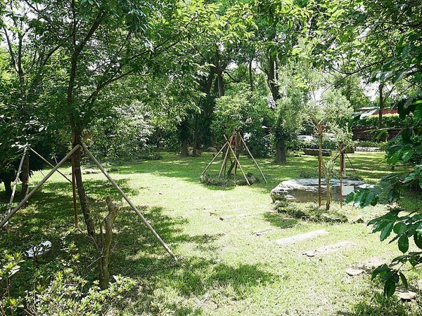 慈園茄苳木棧咖啡館:慈園茄苳木棧咖啡館-雲林古坑複合式景觀餐廳 近劍湖山世界 坐著用餐就能看見繽紛摩天輪與一片綠意相對照 假日放鬆的好去處
