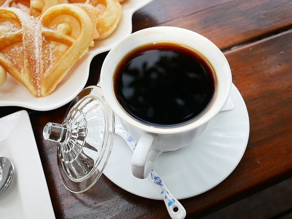 慈園茄苳木棧咖啡館:慈園茄苳木棧咖啡館-雲林古坑複合式景觀餐廳 近劍湖山世界 坐著用餐就能看見繽紛摩天輪與一片綠意相對照 假日放鬆的好去處