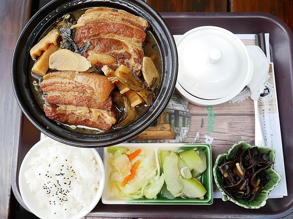 慈園茄苳木棧咖啡館:慈園茄苳木棧咖啡館-雲林古坑複合式景觀餐廳 近劍湖山世界 坐著用餐就能看見繽紛摩天輪與一片綠意相對照 假日放鬆的好去處