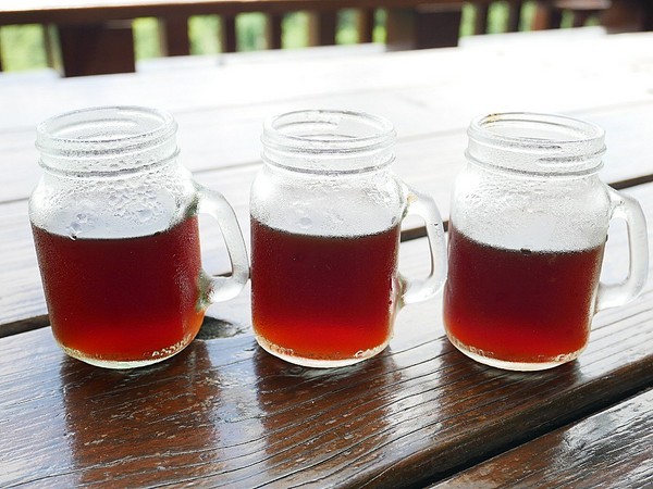 慈園茄苳木棧咖啡館:慈園茄苳木棧咖啡館-雲林古坑複合式景觀餐廳 近劍湖山世界 坐著用餐就能看見繽紛摩天輪與一片綠意相對照 假日放鬆的好去處