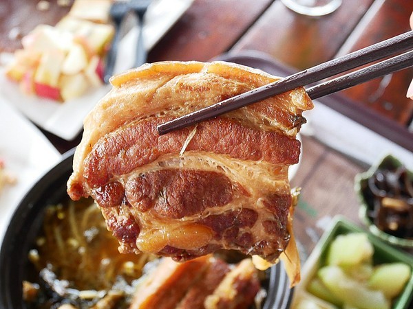 慈園茄苳木棧咖啡館:慈園茄苳木棧咖啡館-雲林古坑複合式景觀餐廳 近劍湖山世界 坐著用餐就能看見繽紛摩天輪與一片綠意相對照 假日放鬆的好去處