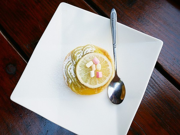 慈園茄苳木棧咖啡館:慈園茄苳木棧咖啡館-雲林古坑複合式景觀餐廳 近劍湖山世界 坐著用餐就能看見繽紛摩天輪與一片綠意相對照 假日放鬆的好去處