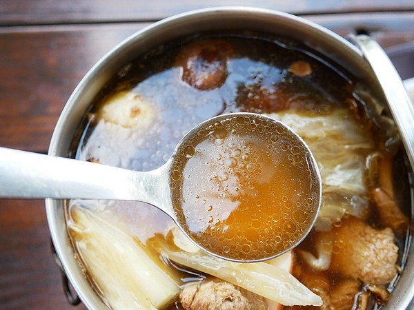 慈園茄苳木棧咖啡館:慈園茄苳木棧咖啡館-雲林古坑複合式景觀餐廳 近劍湖山世界 坐著用餐就能看見繽紛摩天輪與一片綠意相對照 假日放鬆的好去處