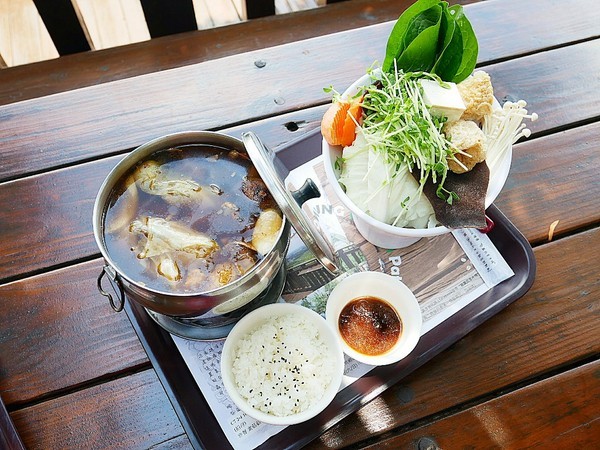 慈園茄苳木棧咖啡館:慈園茄苳木棧咖啡館-雲林古坑複合式景觀餐廳 近劍湖山世界 坐著用餐就能看見繽紛摩天輪與一片綠意相對照 假日放鬆的好去處
