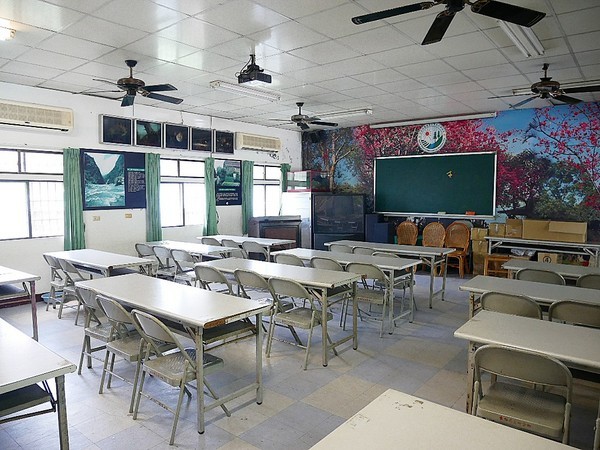 慈園茄苳木棧咖啡館:慈園茄苳木棧咖啡館-雲林古坑複合式景觀餐廳 近劍湖山世界 坐著用餐就能看見繽紛摩天輪與一片綠意相對照 假日放鬆的好去處