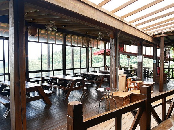 慈園茄苳木棧咖啡館:慈園茄苳木棧咖啡館-雲林古坑複合式景觀餐廳 近劍湖山世界 坐著用餐就能看見繽紛摩天輪與一片綠意相對照 假日放鬆的好去處