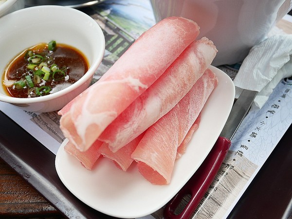 慈園茄苳木棧咖啡館:慈園茄苳木棧咖啡館-雲林古坑複合式景觀餐廳 近劍湖山世界 坐著用餐就能看見繽紛摩天輪與一片綠意相對照 假日放鬆的好去處