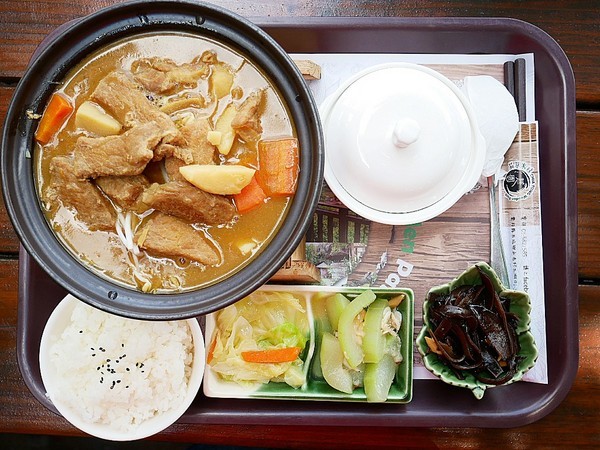 慈園茄苳木棧咖啡館:慈園茄苳木棧咖啡館-雲林古坑複合式景觀餐廳 近劍湖山世界 坐著用餐就能看見繽紛摩天輪與一片綠意相對照 假日放鬆的好去處