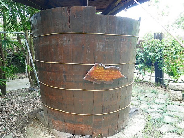 慈園茄苳木棧咖啡館:慈園茄苳木棧咖啡館-雲林古坑複合式景觀餐廳 近劍湖山世界 坐著用餐就能看見繽紛摩天輪與一片綠意相對照 假日放鬆的好去處