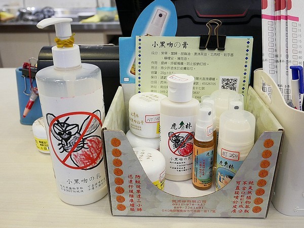 慈園茄苳木棧咖啡館:慈園茄苳木棧咖啡館-雲林古坑複合式景觀餐廳 近劍湖山世界 坐著用餐就能看見繽紛摩天輪與一片綠意相對照 假日放鬆的好去處