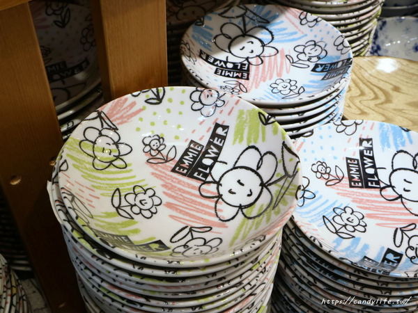 僑俐瓷器有限公司（豐原店）：台中餐具批發│讓人買到失心瘋的僑俐瓷器來台中啦！價格超優惠，還有超美陶瓷牆，豐原IG打卡景點～