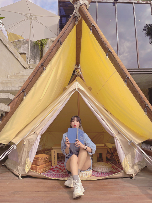 Heynuts Alley Cafe 堅果小巷 ▏挑高兩層樓老宅玻璃屋 門口大帳篷露營風超搶眼。燉鍋早午餐必點。寵物友善餐廳 / 台中美食