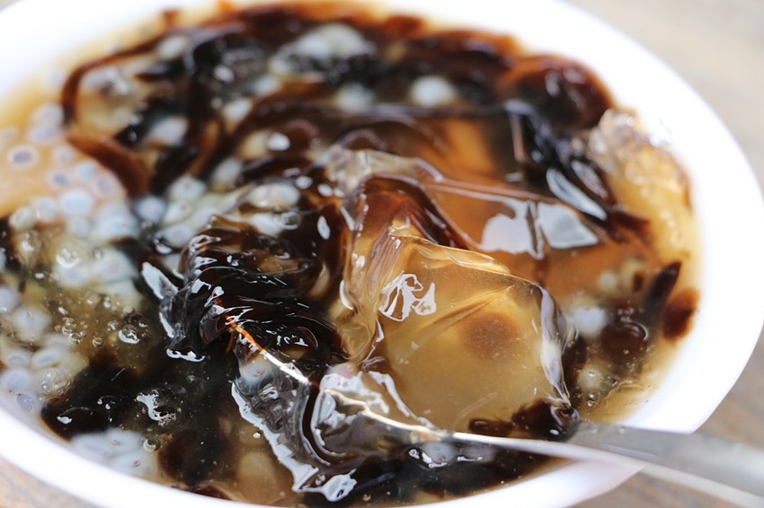 國民市場美食半日遊。新都廳賞屋、阿伯雞蛋糕、阿惠愛玉冰、雲家檸檬大王、 Birdy Pancake 平價療癒舒芙蕾、國民市場魚丸料理